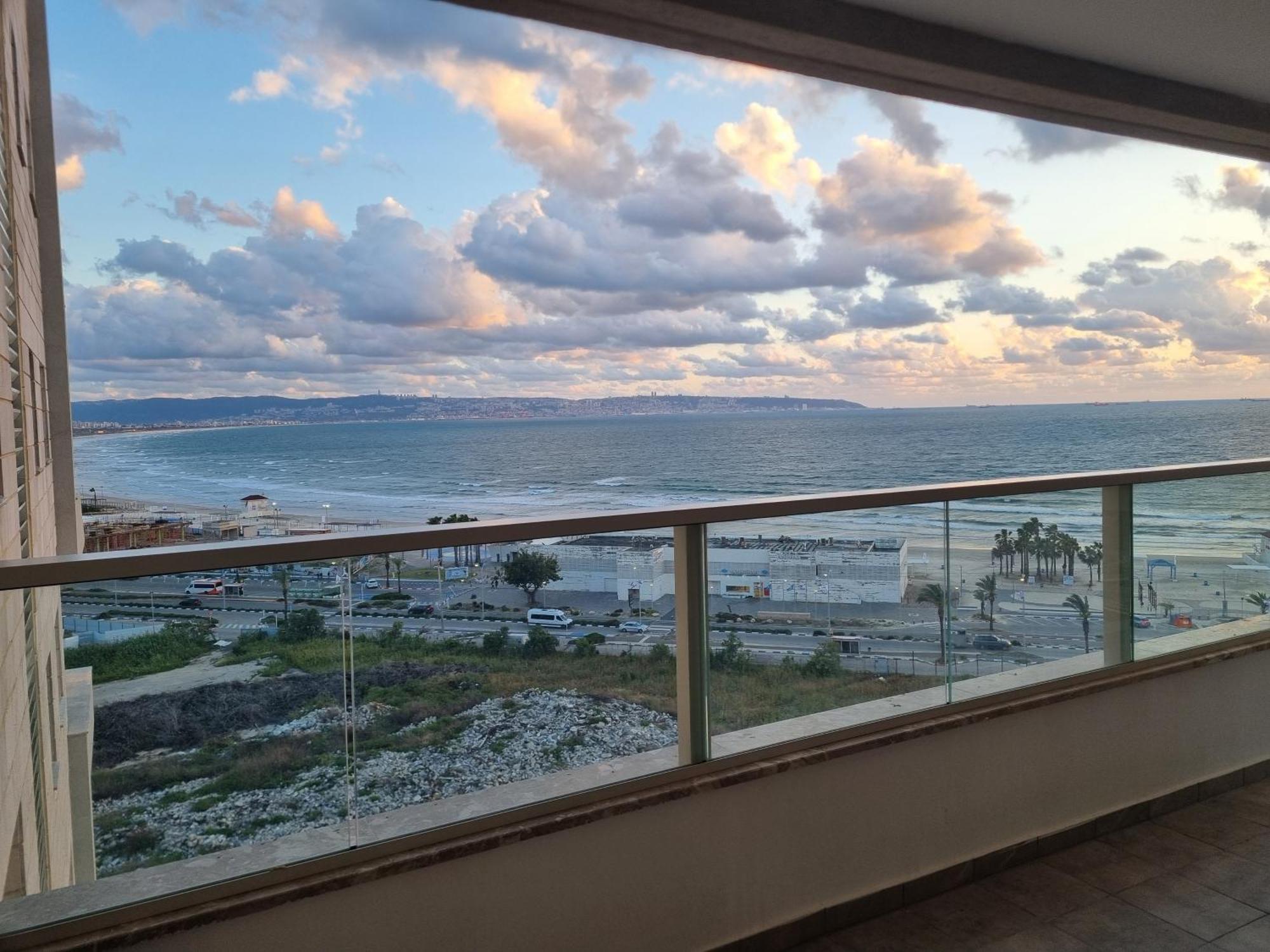 Beachfront Gallery Akko Bagian luar foto